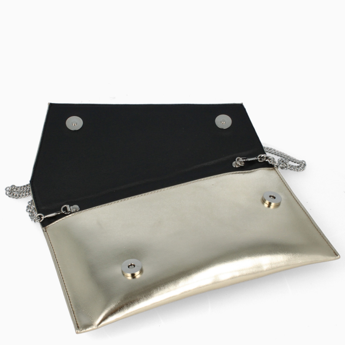 Bolso para eventos de la marca Munné, modelo VEGA. Bolso tipo cartera en piel vegana color platino. Cierre del bolso con doble botón inmantado y asa de cadena. Medidas del bolso: alto 14cm y ancho 25cm, perfectas para llevar de mano y colgado cuando lo necesites. Este bolso de fiesta Munné VEGA es un clásico reinventado que te acompañará en tus eventos más especiales a juego con tus zapatos.