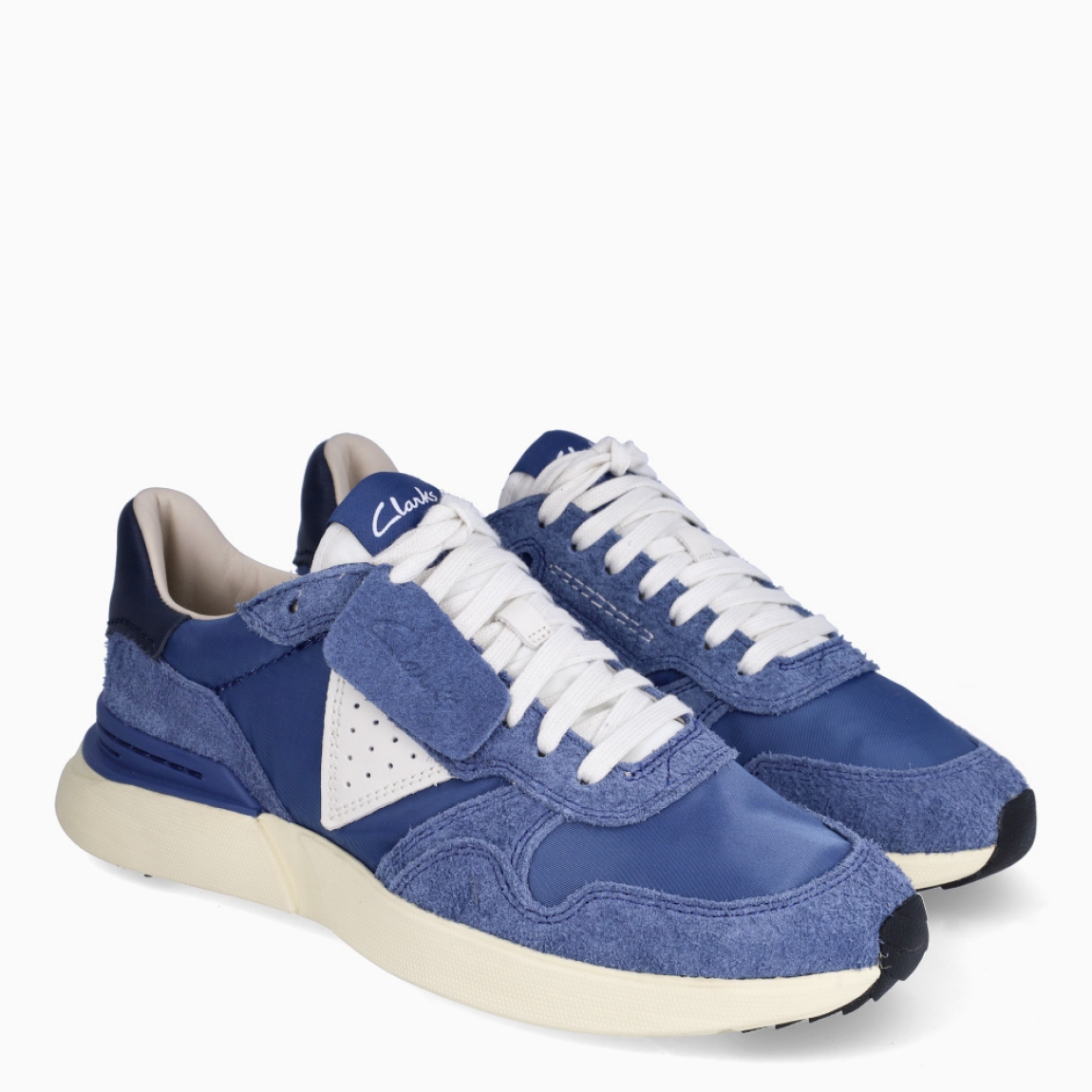 Deportivas de la marca Clarks, modelo HUGO. Elaboradas en naylon color azul con detalle en ante y logo de marca. Interior en piel color blanco con plantilla acolchada y extraíble para máxima comodidad. Suela plana de goma. Estas deportivas Clarks HUGO son un complemento ideal para ti!
