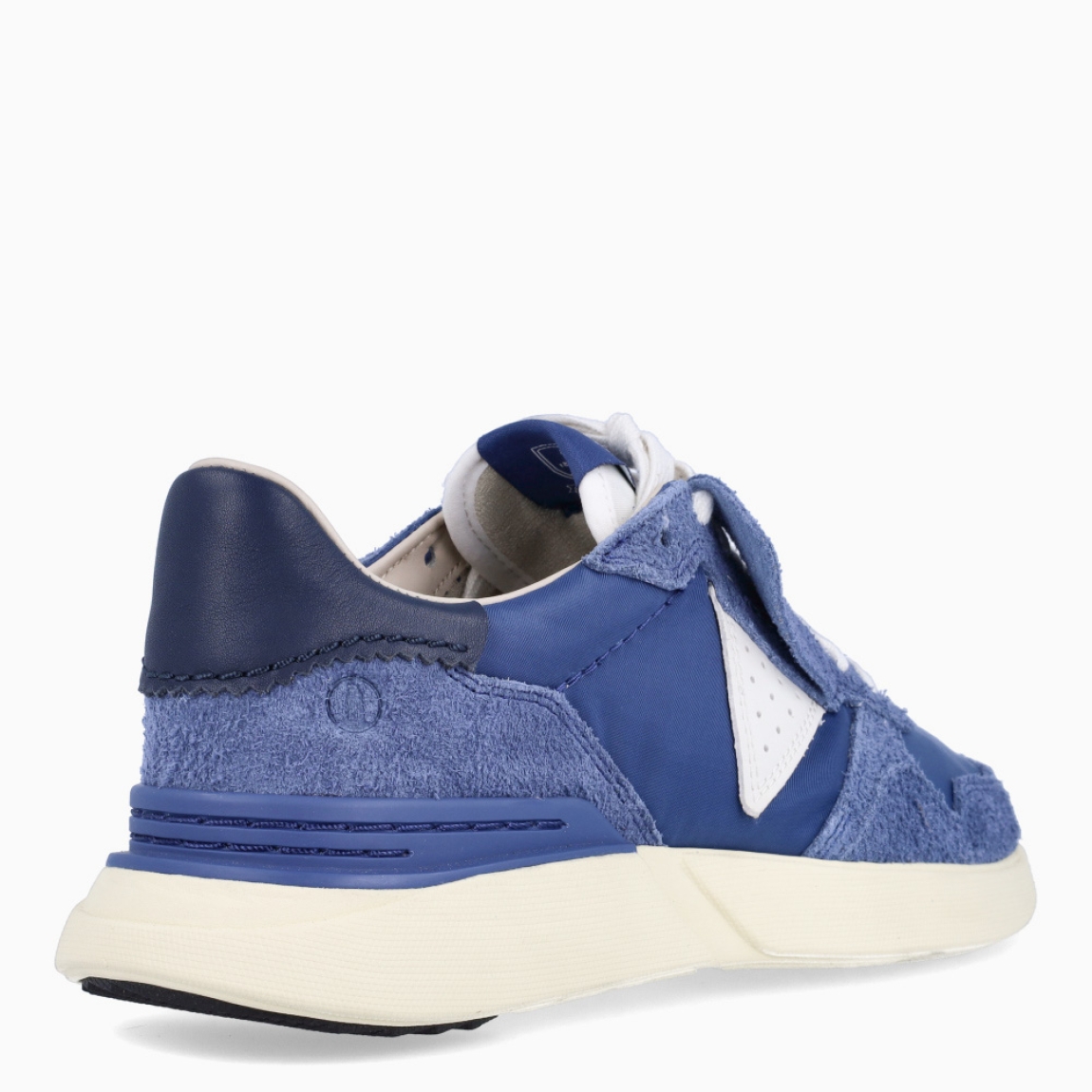 Deportivas de la marca Clarks, modelo HUGO. Elaboradas en naylon color azul con detalle en ante y logo de marca. Interior en piel color blanco con plantilla acolchada y extraíble para máxima comodidad. Suela plana de goma. Estas deportivas Clarks HUGO son un complemento ideal para ti!
