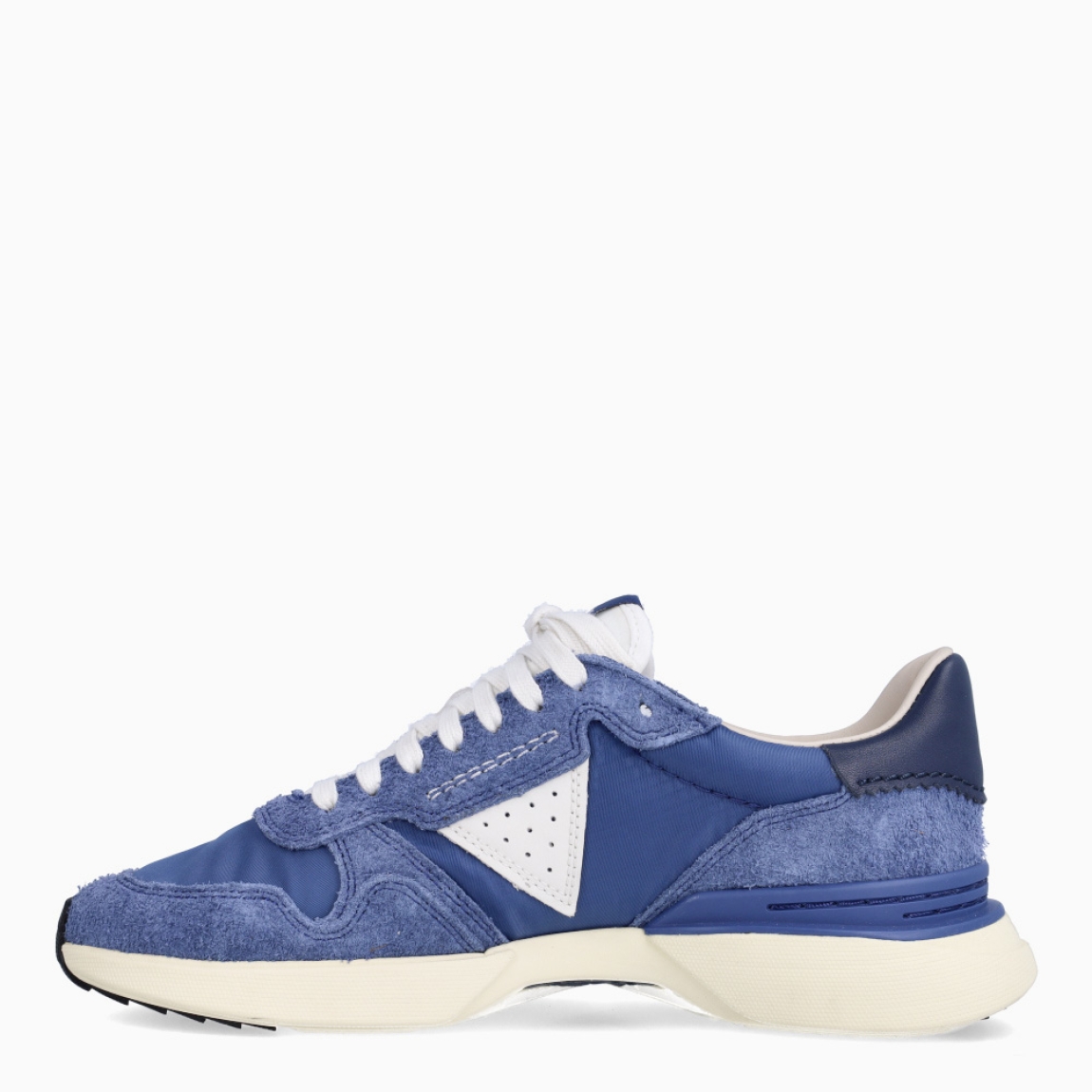 Deportivas de la marca Clarks, modelo HUGO. Elaboradas en naylon color azul con detalle en ante y logo de marca. Interior en piel color blanco con plantilla acolchada y extraíble para máxima comodidad. Suela plana de goma. Estas deportivas Clarks HUGO son un complemento ideal para ti!