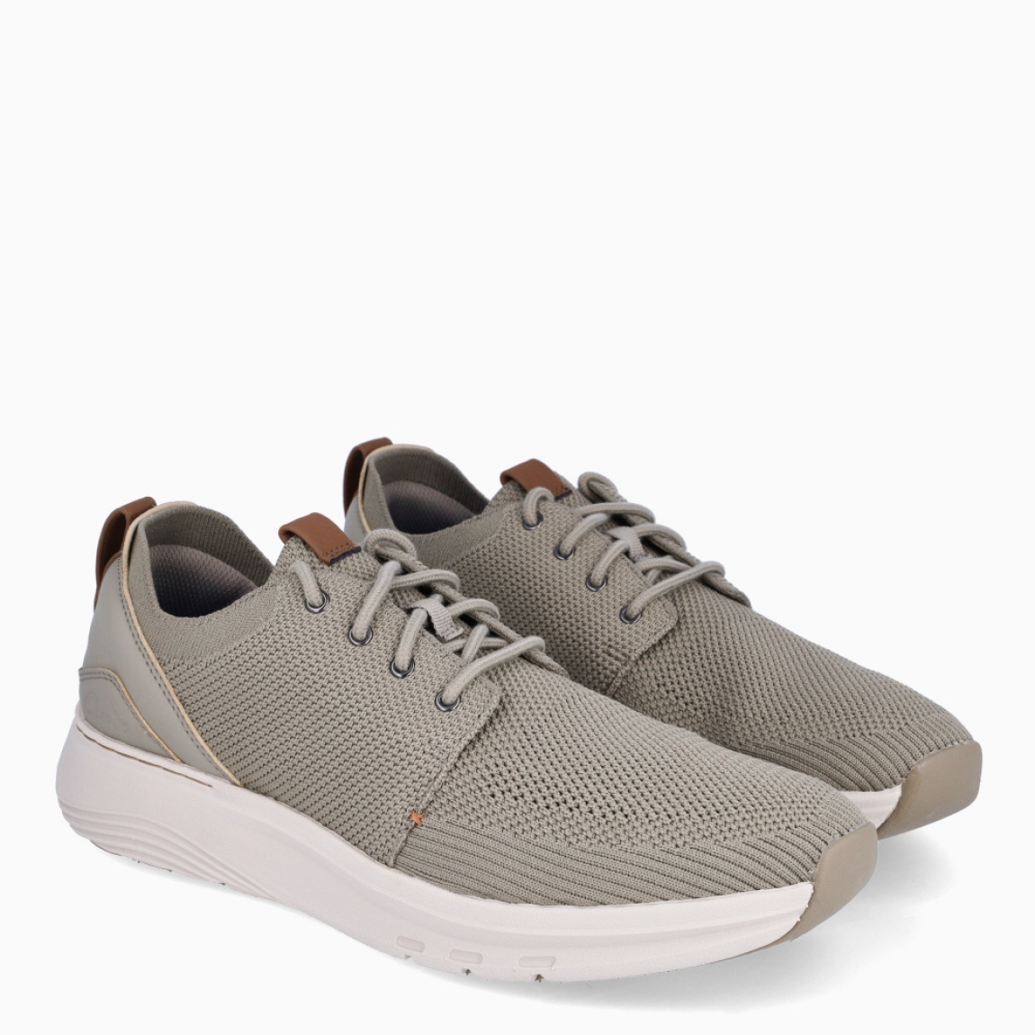 Deportivas transpirables de la marca Clarks, modelo MOTION TREK MX. Exterior en textil color gris. Deportivas clásicas con cierre de cordones en pala a tono. Suela de goma plana. Estas deportivas Clarks MOTION TREK MX son un complemento ideal para tu día a día!