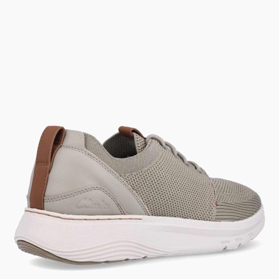 Deportivas transpirables de la marca Clarks, modelo MOTION TREK MX. Exterior en textil color gris. Deportivas clásicas con cierre de cordones en pala a tono. Suela de goma plana. Estas deportivas Clarks MOTION TREK MX son un complemento ideal para tu día a día!