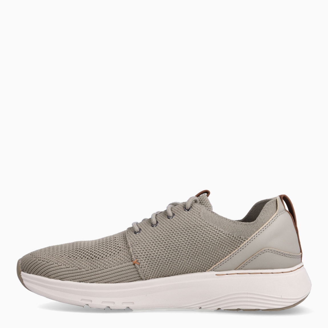 Deportivas transpirables de la marca Clarks, modelo MOTION TREK MX. Exterior en textil color gris. Deportivas clásicas con cierre de cordones en pala a tono. Suela de goma plana. Estas deportivas Clarks MOTION TREK MX son un complemento ideal para tu día a día!