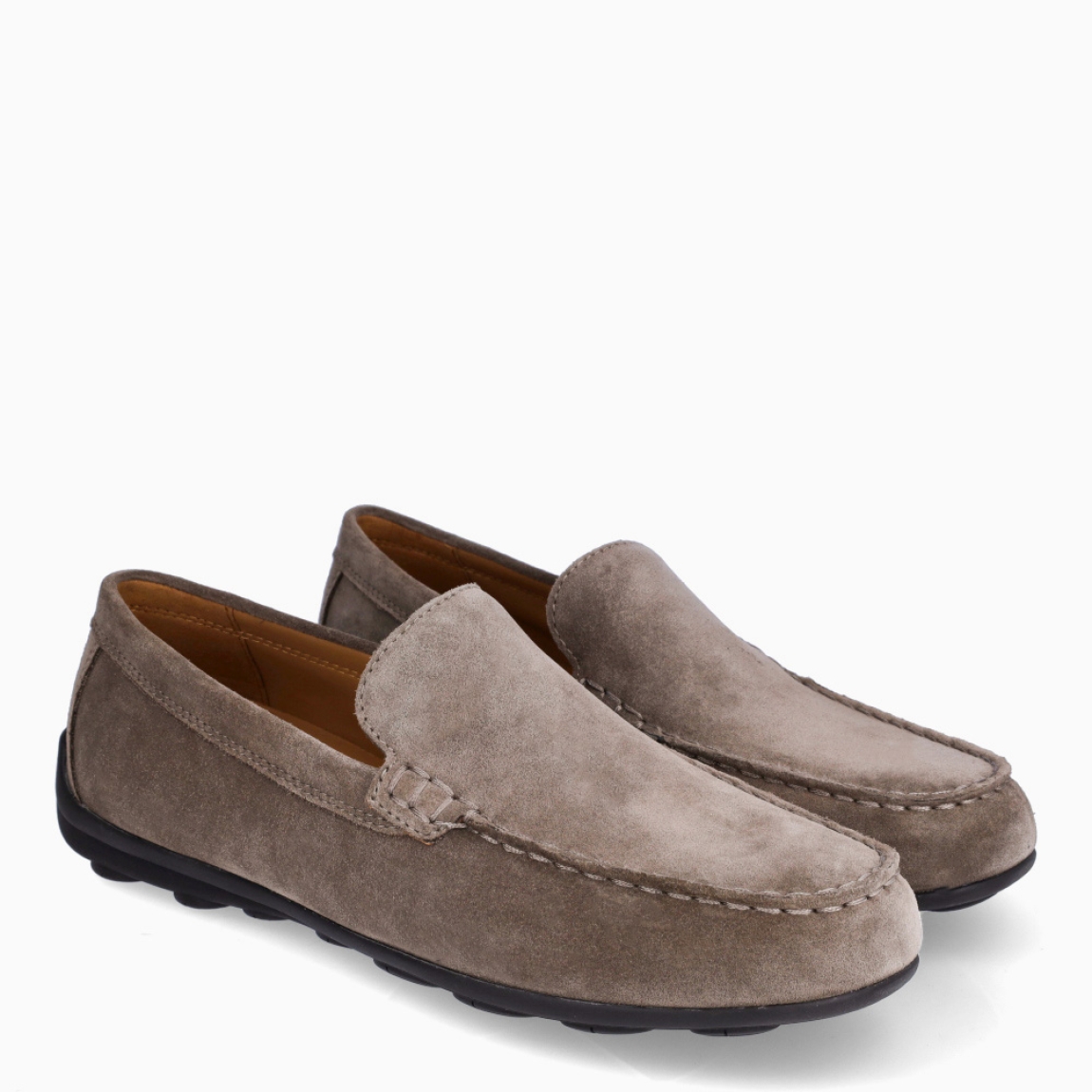 Mocasines clásicos de la marca Geox, modelo Spherica EC16. Mocasines de ante color taupe, ideales para combinar con diferentes looks. Plantilla interior acolchada y extraíble, para mayor comodidad durante todo el día. Mocasines con suela de goma plana. Mocasines Geox Spherica EC16, un complemento perfecto para esta temporada!