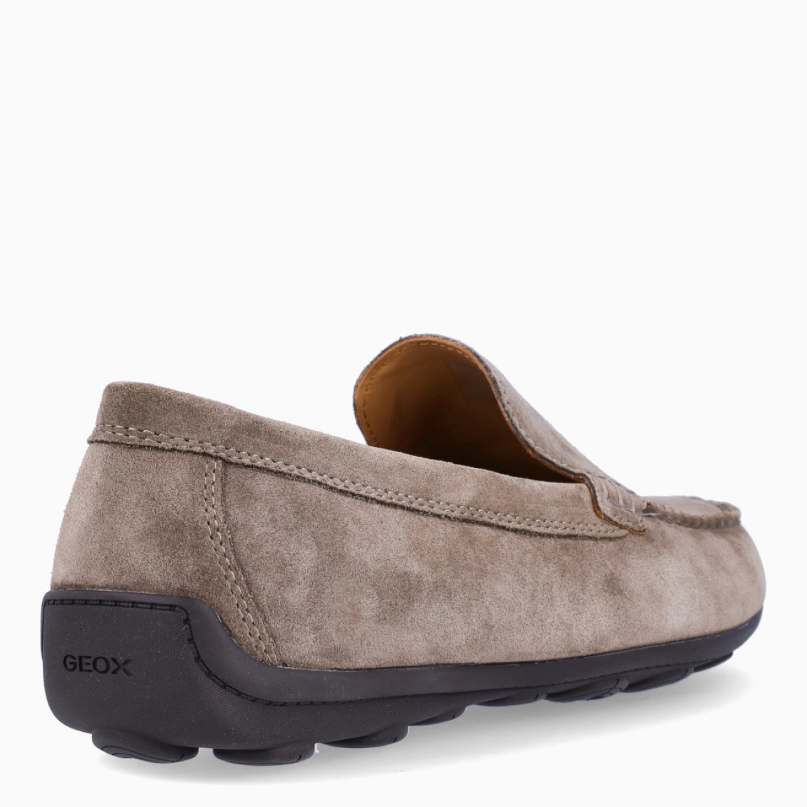 Mocasines clásicos de la marca Geox, modelo Spherica EC16. Mocasines de ante color taupe, ideales para combinar con diferentes looks. Plantilla interior acolchada y extraíble, para mayor comodidad durante todo el día. Mocasines con suela de goma plana. Mocasines Geox Spherica EC16, un complemento perfecto para esta temporada!