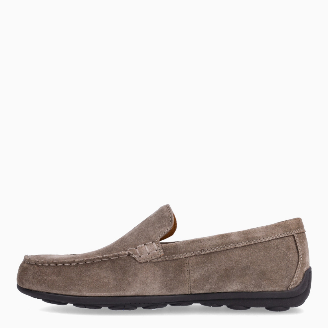 Mocasines clásicos de la marca Geox, modelo Spherica EC16. Mocasines de ante color taupe, ideales para combinar con diferentes looks. Plantilla interior acolchada y extraíble, para mayor comodidad durante todo el día. Mocasines con suela de goma plana. Mocasines Geox Spherica EC16, un complemento perfecto para esta temporada!