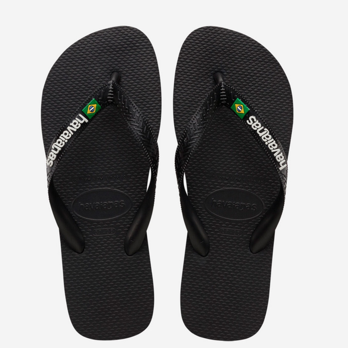 Chanclas de la marca Havaianas, modelo BRASIL_H. Chancas elaboradas en plástico color negro. Chanchas con ligereza, la suela de foma suave acompaña el pie sin pesar y el acabado antideslizante te da seguridad tanto en la arena como en el paseo de la tarde. El diseño se centra en estilizar el pie con unas tiras finas que aportan un brillo discreto y muy favorecedor, además del logo con la bandera. Cada detalle está pensado para que las chanclas Havaianas BRASIL_H funcionen como una extensión natural de tu estilo: limpias, depuradas y con ese punto elegante que diferencia unas chanclas premium de unas básicas.
