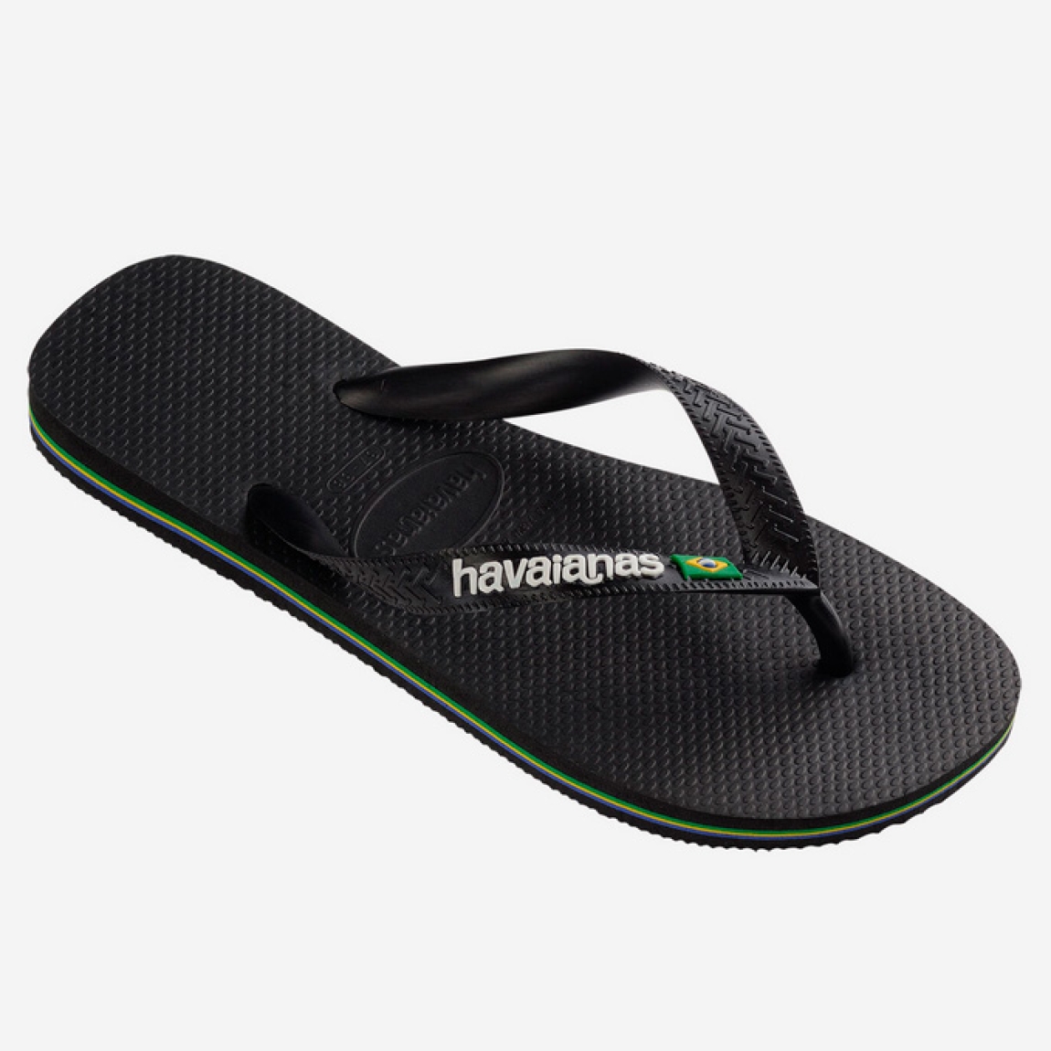 Chanclas de la marca Havaianas, modelo BRASIL_H. Chancas elaboradas en plástico color negro. Chanchas con ligereza, la suela de foma suave acompaña el pie sin pesar y el acabado antideslizante te da seguridad tanto en la arena como en el paseo de la tarde. El diseño se centra en estilizar el pie con unas tiras finas que aportan un brillo discreto y muy favorecedor, además del logo con la bandera. Cada detalle está pensado para que las chanclas Havaianas BRASIL_H funcionen como una extensión natural de tu estilo: limpias, depuradas y con ese punto elegante que diferencia unas chanclas premium de unas básicas.