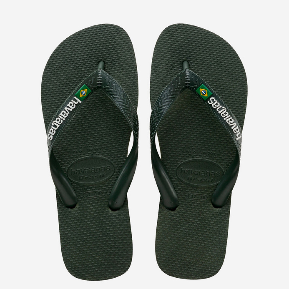 Chanclas para hombre de la marca Havaianas, modelo BRASIL_H. Chancas elaboradas en plástico color verde oscuro. Chanchas con ligereza, la suela de foma suave acompaña el pie sin pesar y el acabado antideslizante te da seguridad tanto en la arena como en el paseo de la tarde. El diseño se centra en estilizar el pie con unas tiras finas que aportan un brillo discreto y muy favorecedor, además del logo con la bandera. Cada detalle está pensado para que las chanclas Havaianas BRASIL_H funcionen como una extensión natural de tu estilo: limpias, depuradas y con ese punto elegante que diferencia unas chanclas premium de unas básicas.