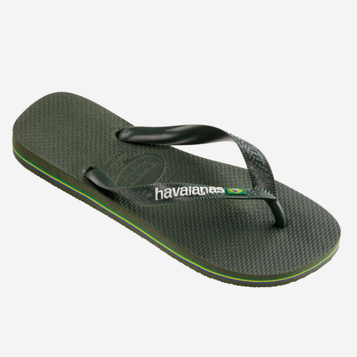 Chanclas para hombre de la marca Havaianas, modelo BRASIL_H. Chancas elaboradas en plástico color verde oscuro. Chanchas con ligereza, la suela de foma suave acompaña el pie sin pesar y el acabado antideslizante te da seguridad tanto en la arena como en el paseo de la tarde. El diseño se centra en estilizar el pie con unas tiras finas que aportan un brillo discreto y muy favorecedor, además del logo con la bandera. Cada detalle está pensado para que las chanclas Havaianas BRASIL_H funcionen como una extensión natural de tu estilo: limpias, depuradas y con ese punto elegante que diferencia unas chanclas premium de unas básicas.