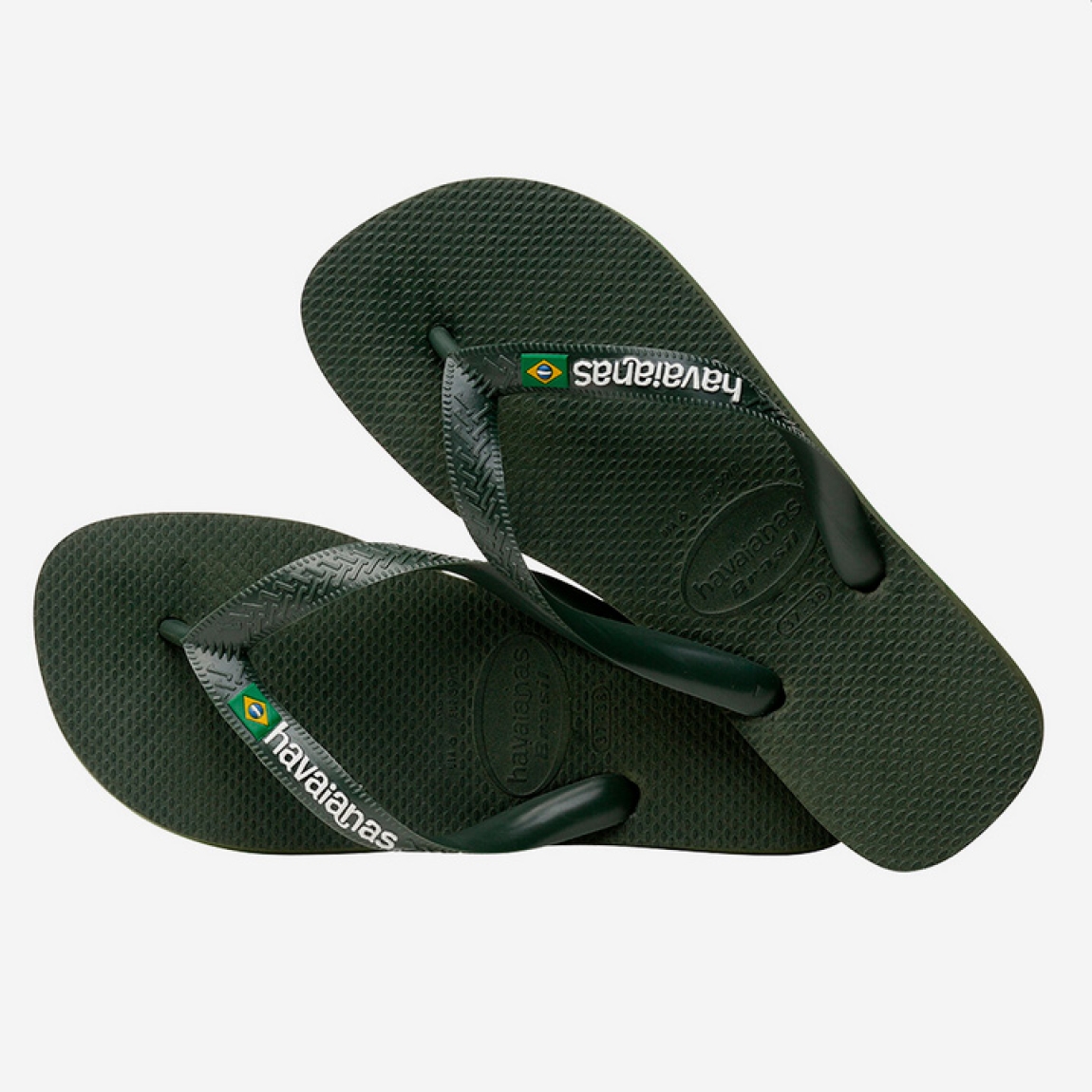 Chanclas para hombre de la marca Havaianas, modelo BRASIL_H. Chancas elaboradas en plástico color verde oscuro. Chanchas con ligereza, la suela de foma suave acompaña el pie sin pesar y el acabado antideslizante te da seguridad tanto en la arena como en el paseo de la tarde. El diseño se centra en estilizar el pie con unas tiras finas que aportan un brillo discreto y muy favorecedor, además del logo con la bandera. Cada detalle está pensado para que las chanclas Havaianas BRASIL_H funcionen como una extensión natural de tu estilo: limpias, depuradas y con ese punto elegante que diferencia unas chanclas premium de unas básicas.