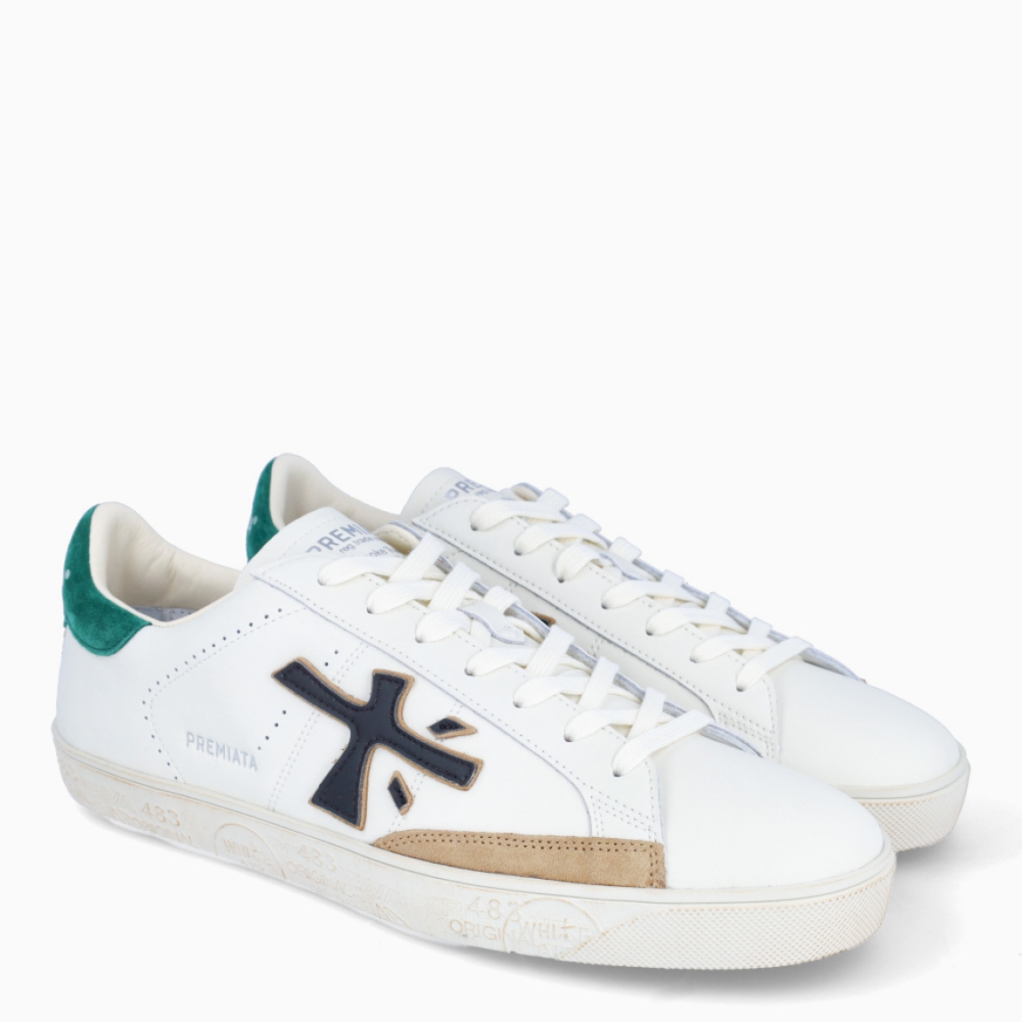 Deportivas para hombre de la marca Premiata, modelo STEVEND_H. Exterior de las deportivas en piel color blanco con detalle en ante color camel y verde. Logo de color verde. Interior de las deportivas en piel color blanco. Cierre de las deportivas con cordones blancos. Deportivas Premiata Stevend_H tienen el diseño perfecto para temporada, no puede faltar este modelo clásico en tu armario!