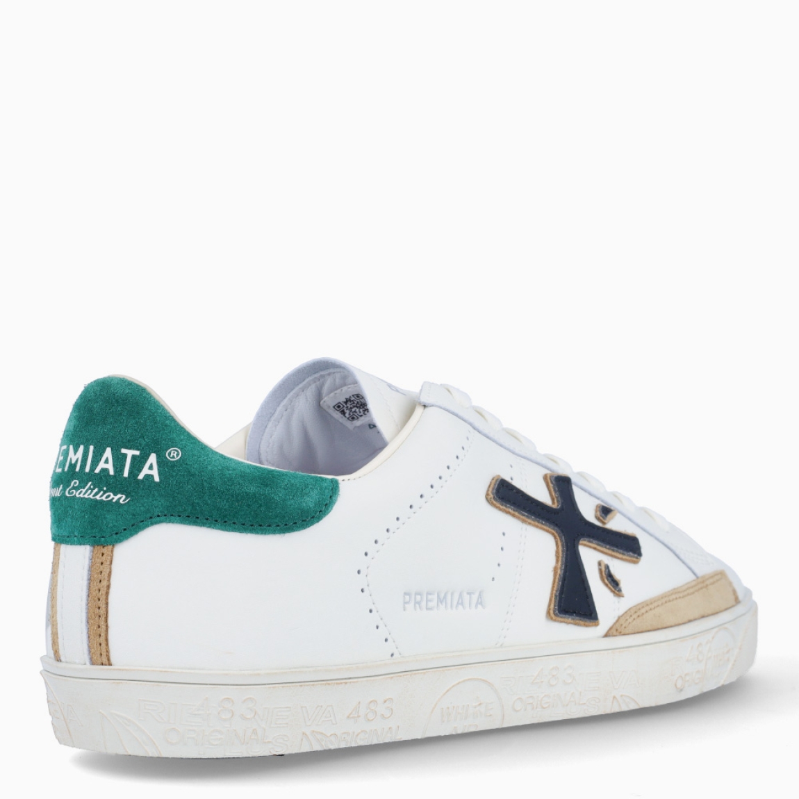 Deportivas para hombre de la marca Premiata, modelo STEVEND_H. Exterior de las deportivas en piel color blanco con detalle en ante color camel y verde. Logo de color verde. Interior de las deportivas en piel color blanco. Cierre de las deportivas con cordones blancos. Deportivas Premiata Stevend_H tienen el diseño perfecto para temporada, no puede faltar este modelo clásico en tu armario!