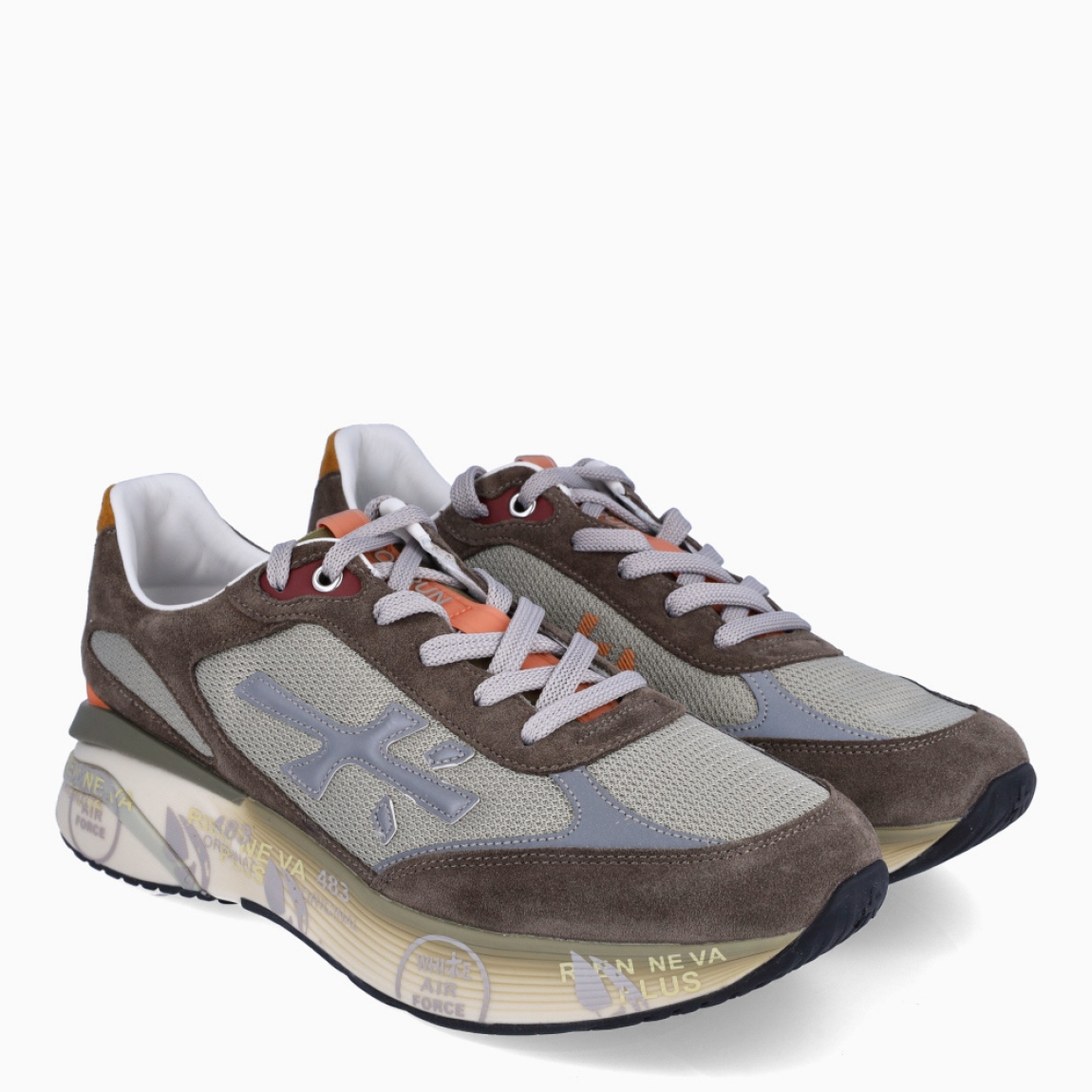Deportiva de la marca Premiata, modelo MOERUND_H . Exterior de la deportiva en naylon color verde oscuro con detalle en ante taupe y naranja. Interior de la deportiva de piel de color blanco. Cierre de la deportiva con cordones. Deportiva con plantilla acolchada para garantizar el máximo confort. Deportiva con suela de goma y estampado de marca. La deportiva MOERUND_H de Premiata es una deportiva ligera y cómoda, con unos detalles que la hacen diferente y especial. Ideal para marcar estilo día a día.