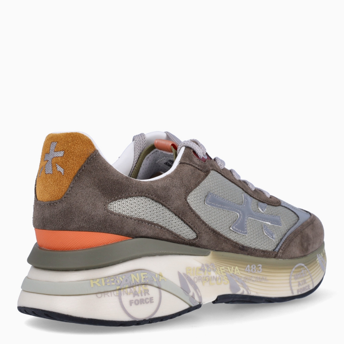 Deportiva de la marca Premiata, modelo MOERUND_H . Exterior de la deportiva en naylon color verde oscuro con detalle en ante taupe y naranja. Interior de la deportiva de piel de color blanco. Cierre de la deportiva con cordones. Deportiva con plantilla acolchada para garantizar el máximo confort. Deportiva con suela de goma y estampado de marca. La deportiva MOERUND_H de Premiata es una deportiva ligera y cómoda, con unos detalles que la hacen diferente y especial. Ideal para marcar estilo día a día.
