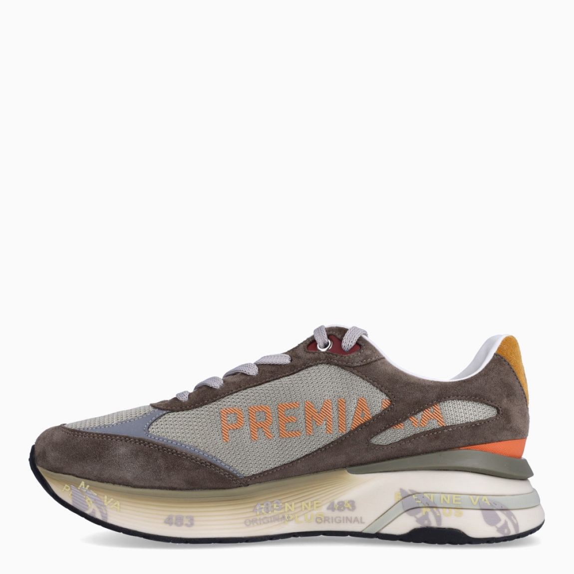 Deportiva de la marca Premiata, modelo MOERUND_H . Exterior de la deportiva en naylon color verde oscuro con detalle en ante taupe y naranja. Interior de la deportiva de piel de color blanco. Cierre de la deportiva con cordones. Deportiva con plantilla acolchada para garantizar el máximo confort. Deportiva con suela de goma y estampado de marca. La deportiva MOERUND_H de Premiata es una deportiva ligera y cómoda, con unos detalles que la hacen diferente y especial. Ideal para marcar estilo día a día.