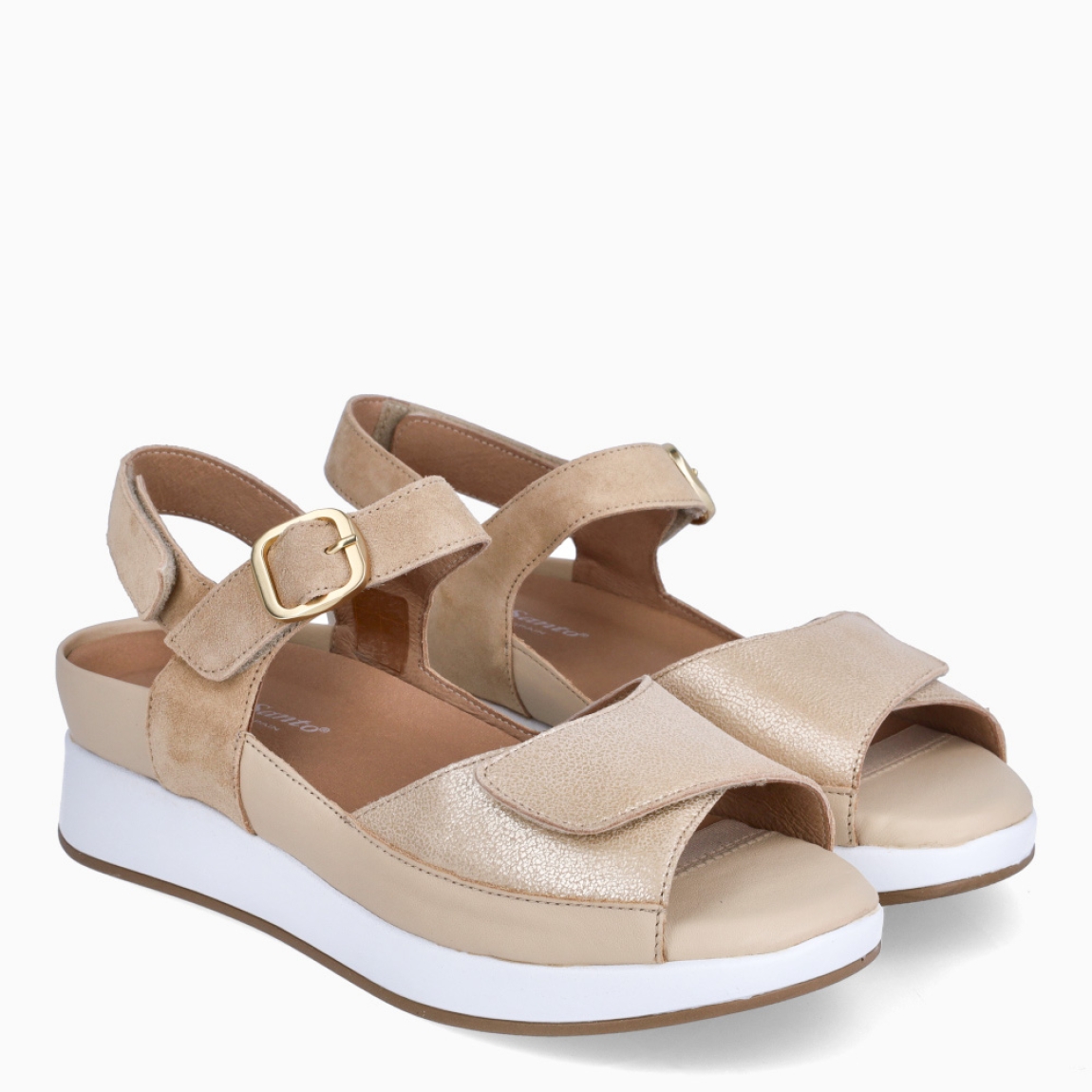 Sandalias de la marca PieSanto, modelo LEIVA. Exterior de las sandalias en piel color beig y platino con detalle en ante. Interior de las sandalias en piel color marrón. Cierre de las sandalias PieSanto con velcro en pala y hebilla en empeine. Sandalias con plataforma de 5cm de altura. Estas sandalias PieSanto Leiva son un complemento de temporada ideal para tu día a día, gracias a su ligereza, comodidad y diseño.