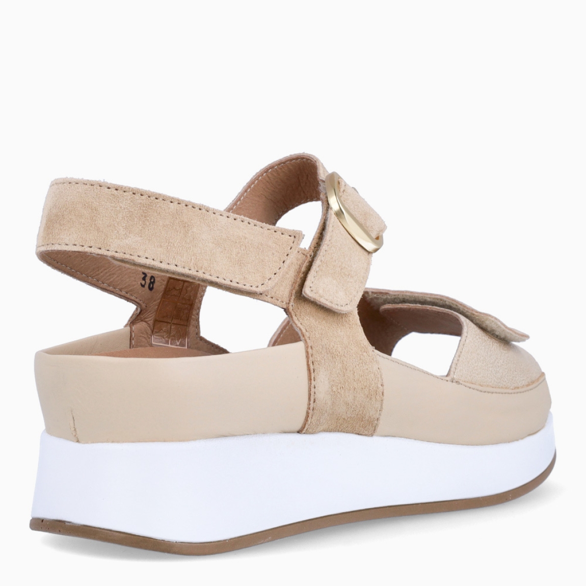 Sandalias de la marca PieSanto, modelo LEIVA. Exterior de las sandalias en piel color beig y platino con detalle en ante. Interior de las sandalias en piel color marrón. Cierre de las sandalias PieSanto con velcro en pala y hebilla en empeine. Sandalias con plataforma de 5cm de altura. Estas sandalias PieSanto Leiva son un complemento de temporada ideal para tu día a día, gracias a su ligereza, comodidad y diseño.