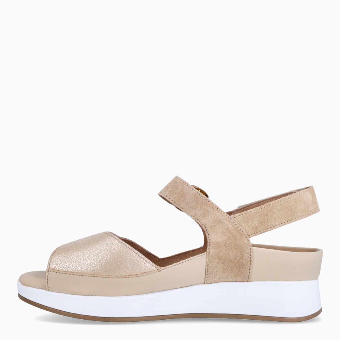 Sandalias de la marca PieSanto, modelo LEIVA. Exterior de las sandalias en piel color beig y platino con detalle en ante. Interior de las sandalias en piel color marrón. Cierre de las sandalias PieSanto con velcro en pala y hebilla en empeine. Sandalias con plataforma de 5cm de altura. Estas sandalias PieSanto Leiva son un complemento de temporada ideal para tu día a día, gracias a su ligereza, comodidad y diseño.