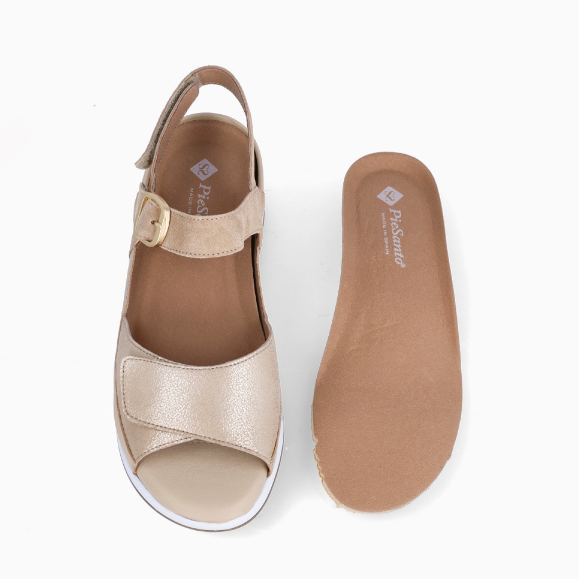 Sandalias de la marca PieSanto, modelo LEIVA. Exterior de las sandalias en piel color beig y platino con detalle en ante. Interior de las sandalias en piel color marrón. Cierre de las sandalias PieSanto con velcro en pala y hebilla en empeine. Sandalias con plataforma de 5cm de altura. Estas sandalias PieSanto Leiva son un complemento de temporada ideal para tu día a día, gracias a su ligereza, comodidad y diseño.