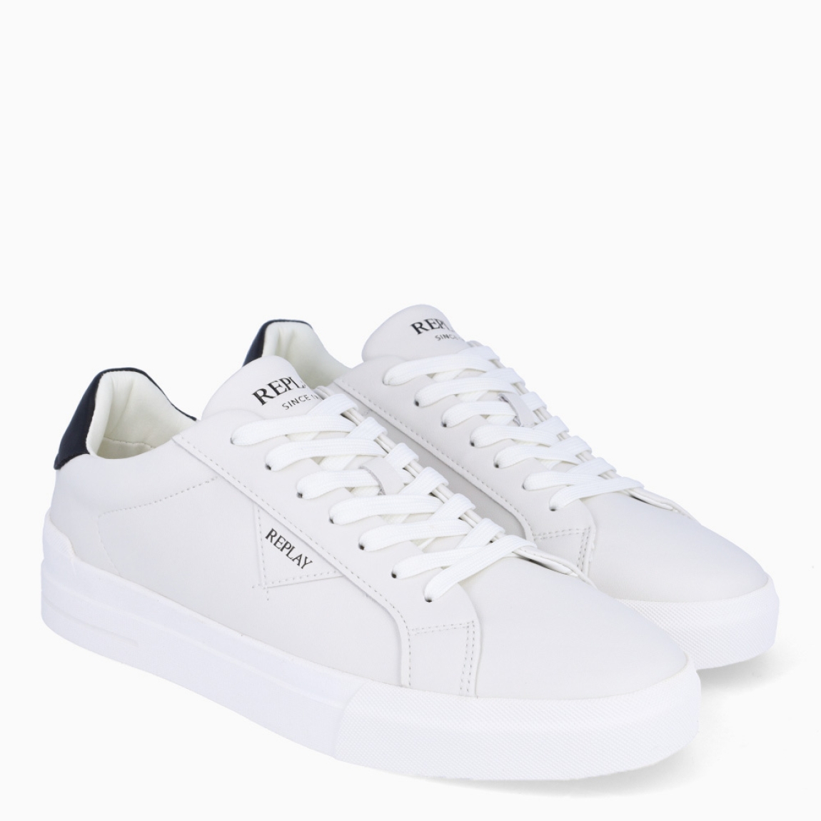 Deportivas de la marca Replay, modelo EVAN. Deportivas lisas, elaboradas en piel color blanco con talón negro. Logo en parte lateral. Interior con plantilla acolchada y extraíble para máxima comodidad. Cierre con cordones blancos. Deportivas Replay EVAN, básicas que no deben faltar en tu armario, combina con todo!
