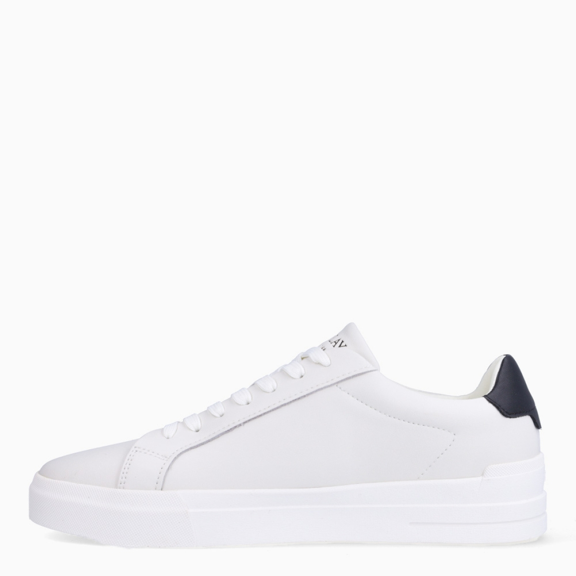 Deportivas de la marca Replay, modelo EVAN. Deportivas lisas, elaboradas en piel color blanco con talón negro. Logo en parte lateral. Interior con plantilla acolchada y extraíble para máxima comodidad. Cierre con cordones blancos. Deportivas Replay EVAN, básicas que no deben faltar en tu armario, combina con todo!