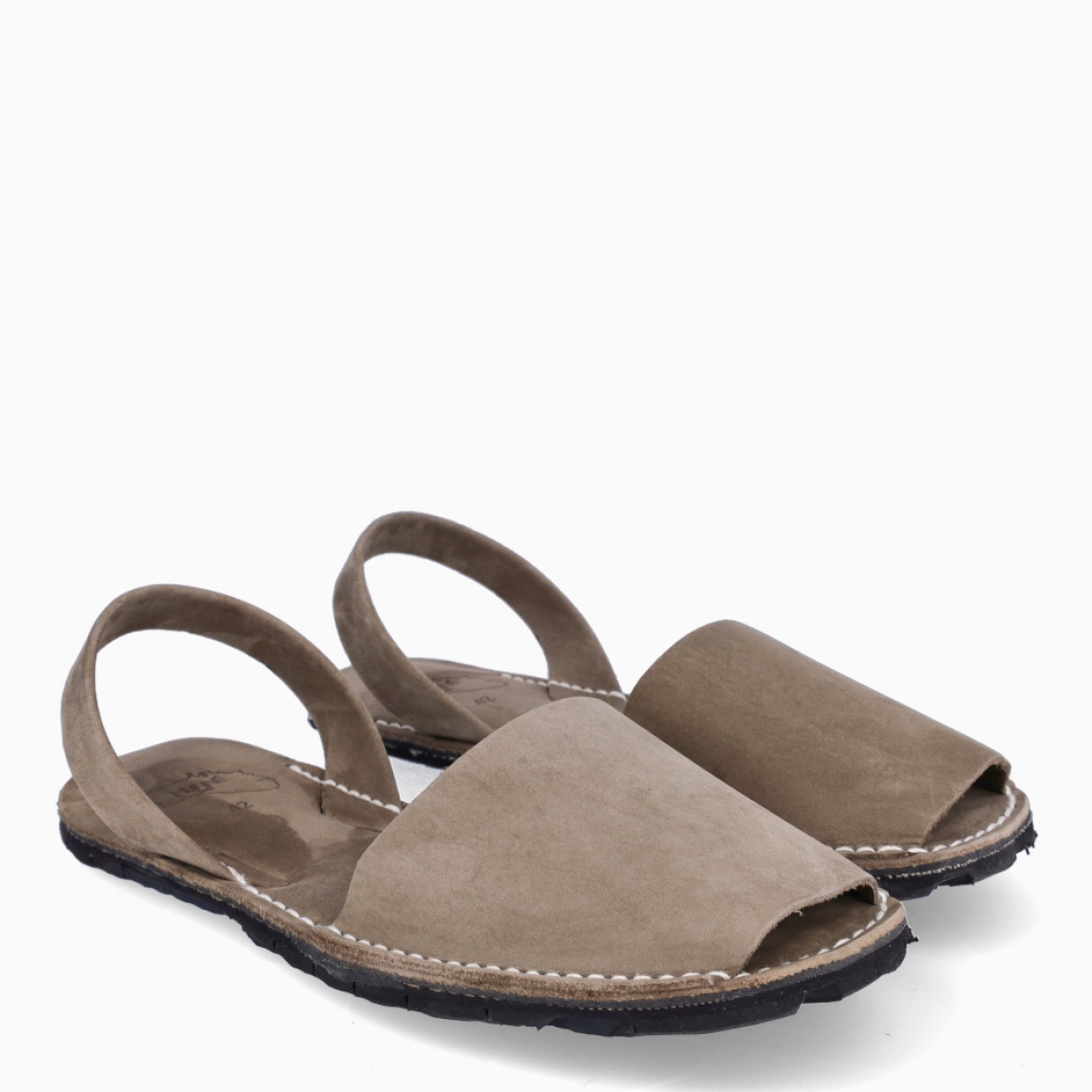 Albarca para hombre de la marca Munné, modelo COSTERO PRO. Albarca elaborada en ante color kaki. Albarcas con punta abierta y tira en pala. Albarcas Munné COSTERO PRO, complemento clásico para usar en tu día a día esta temporada.