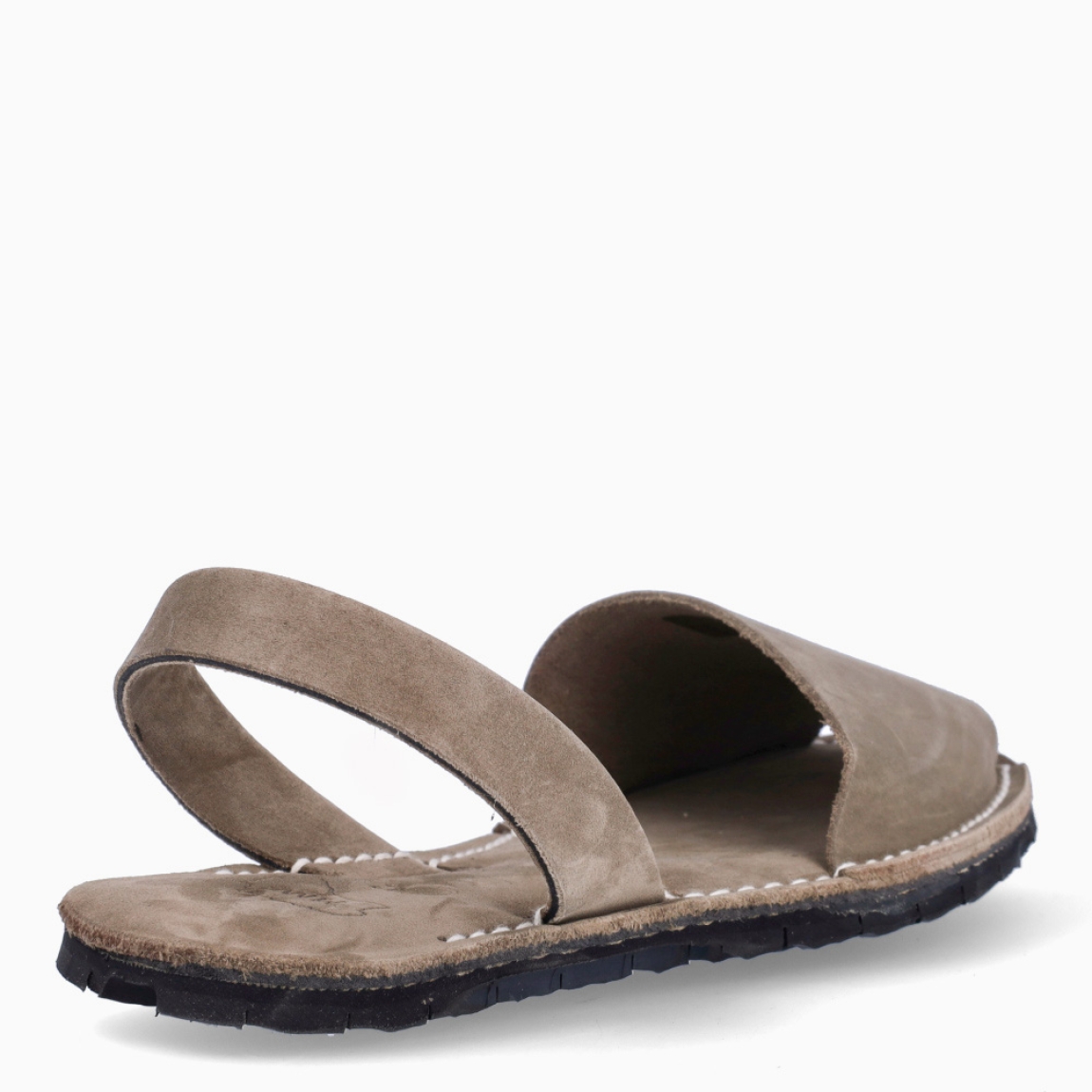 Albarca para hombre de la marca Munné, modelo COSTERO PRO. Albarca elaborada en ante color kaki. Albarcas con punta abierta y tira en pala. Albarcas Munné COSTERO PRO, complemento clásico para usar en tu día a día esta temporada.