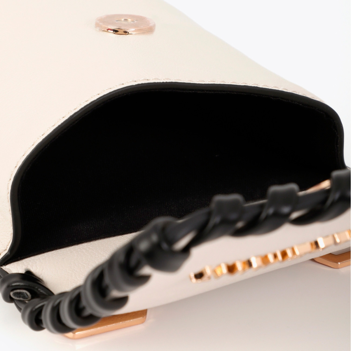 Elegante bolsito para móvil de la marca Lola Casademunt, modelo JORGELINA_M. Bolso para móvil en polipiel color crudo con acabados en contraste. Diseño compacto ideal para el día a día. Incluye correa ajustable y cierre magnético. Perfecto para complementar cualquier look con estilo. Medidas: alto 22cm y ancho 13cm.