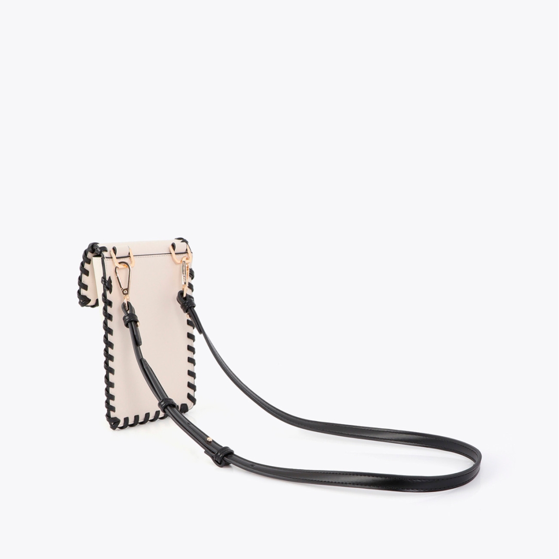 Elegante bolsito para móvil de la marca Lola Casademunt, modelo JORGELINA_M. Bolso para móvil en polipiel color crudo con acabados en contraste. Diseño compacto ideal para el día a día. Incluye correa ajustable y cierre magnético. Perfecto para complementar cualquier look con estilo. Medidas: alto 22cm y ancho 13cm.