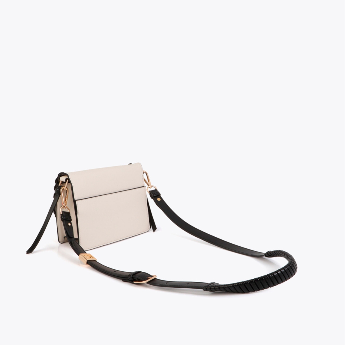 Bandolera elegante de la marca Lola Casademunt, modelo JORGELINA. Bolso con diseño trenzado en contraste. Fabricada en piel sintética de alta calidad color crudo. Correa ajustable y cierre magnético. Ideal para complementar looks casuales o formales.ALTO 17cm ANCHO 20cm PROFUNDIDAD 7cm