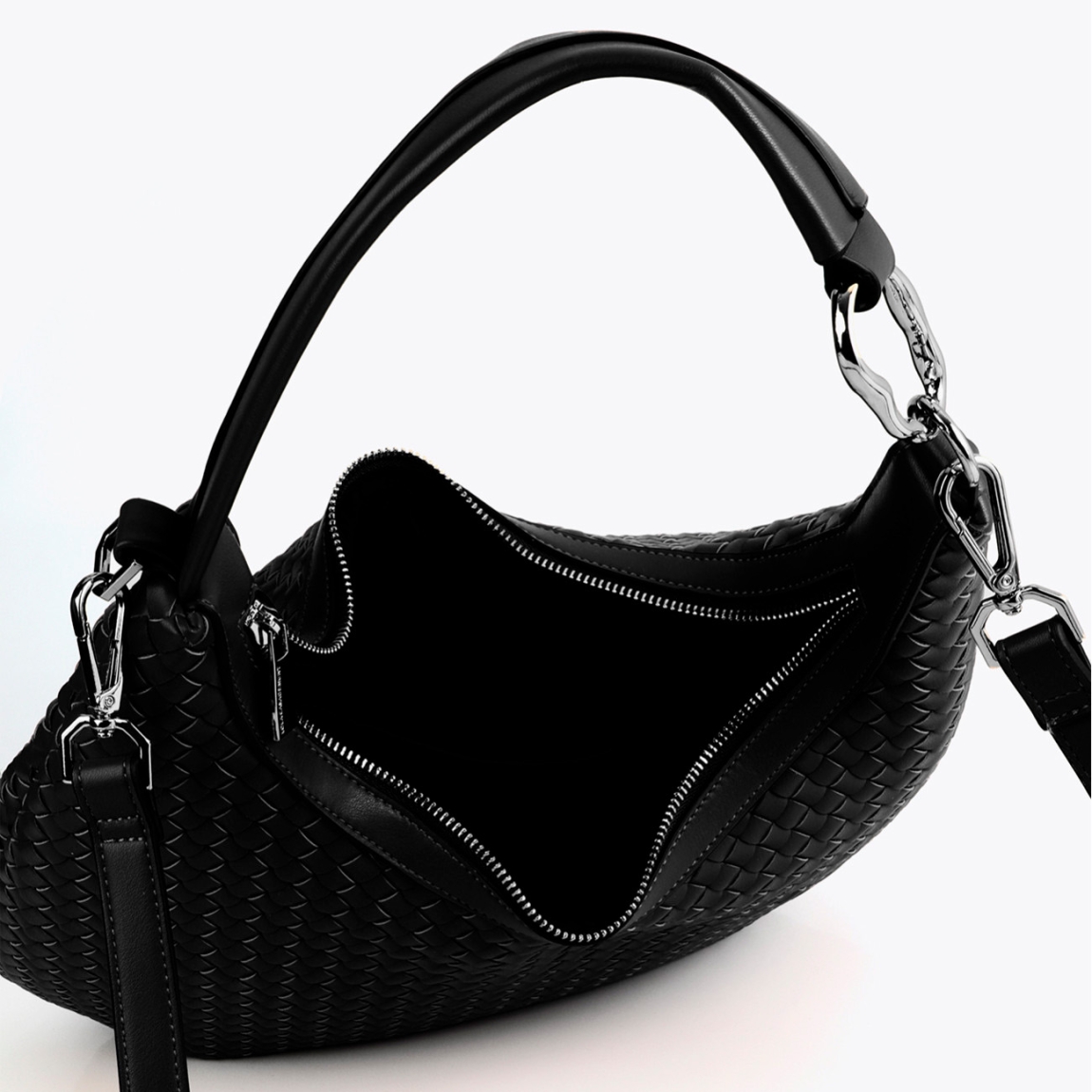 Elegante bolso tipo hobo de la marca Lola Casademunt, modelo CHIARA de diseño trenzado con acabado en negro. Ideal para el día a día, con un espacioso interior y cierre de cremallera. Bolso Lola Casademunt, CHIARA, incluye asa ajustable y detalles metálicos que realzan su estilo moderno. Ideal para llevar tus indispensables a todos lados!ALTO 33cm ANCHO 32cm PROFUNDIDAD 13cm
