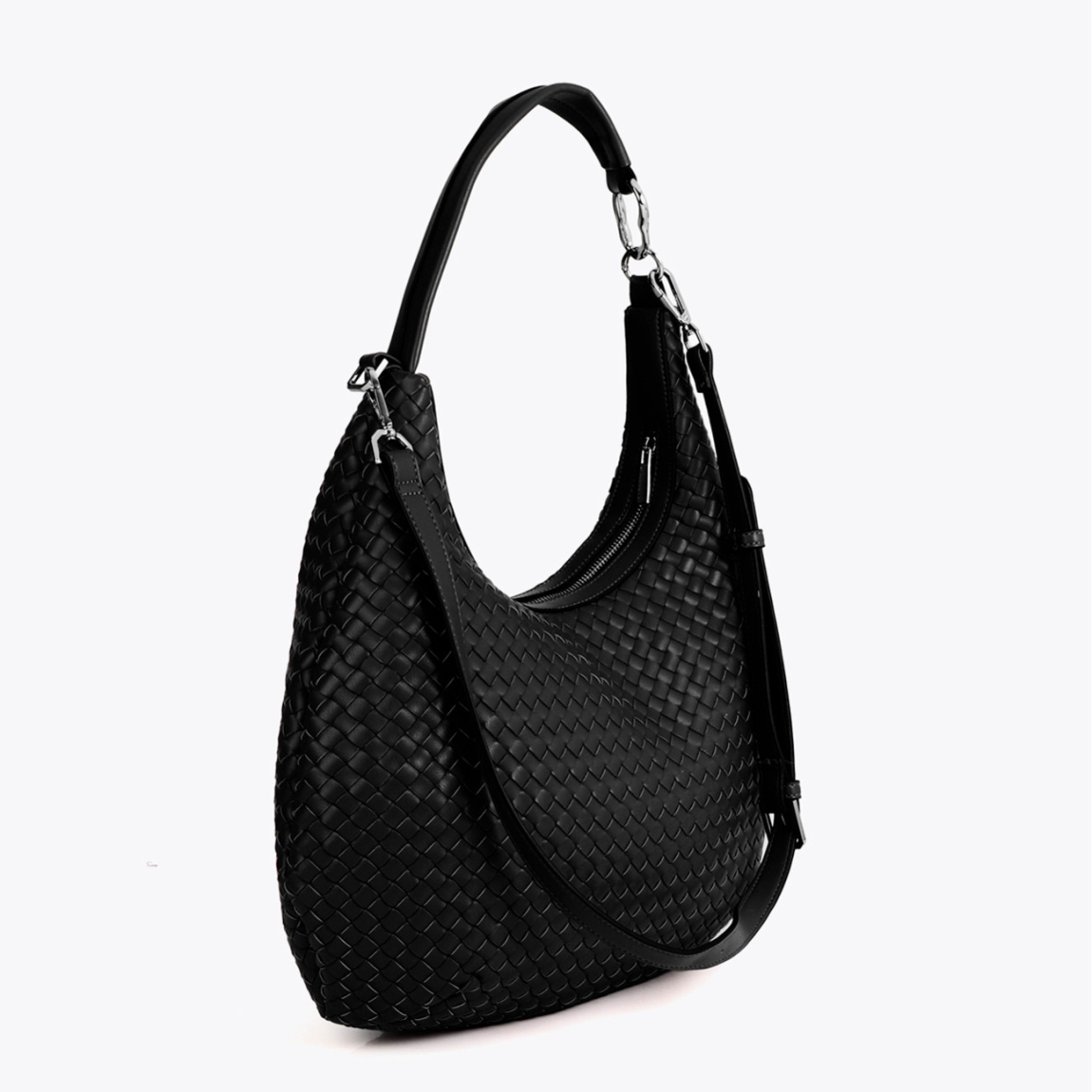 Elegante bolso tipo hobo de la marca Lola Casademunt, modelo CHIARA de diseño trenzado con acabado en negro. Ideal para el día a día, con un espacioso interior y cierre de cremallera. Bolso Lola Casademunt, CHIARA, incluye asa ajustable y detalles metálicos que realzan su estilo moderno. Ideal para llevar tus indispensables a todos lados!ALTO 33cm ANCHO 32cm PROFUNDIDAD 13cm