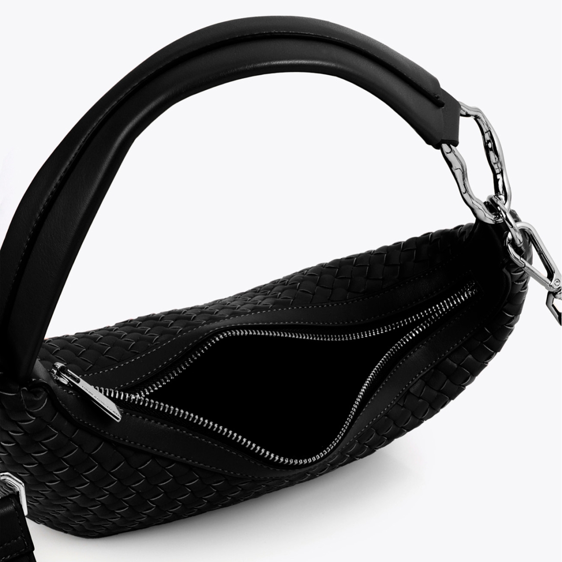 Bolso de diseño media luna de la marca Lola Casademunt, modelo CHIARA_S. Bolso con elegante textura trenzada elaborado en polipiel de color negro . Asa ajustable y desmontable, cierre de cremallera y acabado en sutil tono negro. Bolso Lola Casademunt, CHIARA_S, es un complemento moderno y versátil para cualquier ocasión.ALTO 18cm ANCHO 28cm PROFUNDIDAD 7cm