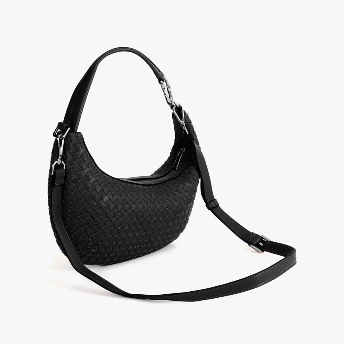 Bolso de diseño media luna de la marca Lola Casademunt, modelo CHIARA_S. Bolso con elegante textura trenzada elaborado en polipiel de color negro . Asa ajustable y desmontable, cierre de cremallera y acabado en sutil tono negro. Bolso Lola Casademunt, CHIARA_S, es un complemento moderno y versátil para cualquier ocasión.ALTO 18cm ANCHO 28cm PROFUNDIDAD 7cm