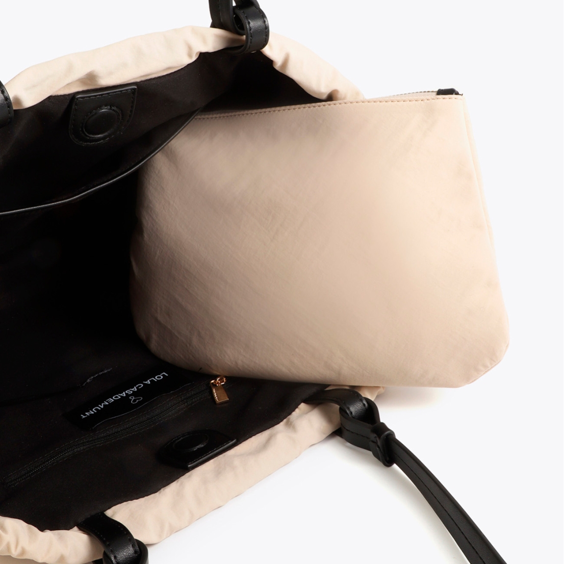 Bolso shopper moderno de la marca Lola Casademunt, modelo CONSTANZA. Bolso combinado en nylon y PU color crudo. Presenta gran capacidad con cierre magnético y asas reforzadas para mayor resistencia. Bolso Loa Casademunt, CONSTANZA, ideal para llevar tus esenciales con estilo. Incluye un práctico monedero interior con cremallera.ALTO 29cm ANCHO 49cm PROFUNDIDAD 13cm