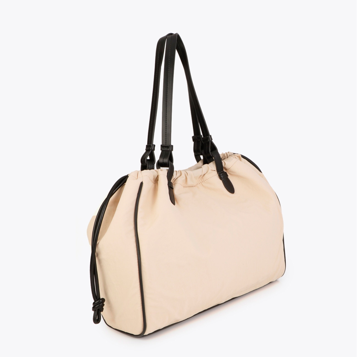 Bolso shopper moderno de la marca Lola Casademunt, modelo CONSTANZA. Bolso combinado en nylon y PU color crudo. Presenta gran capacidad con cierre magnético y asas reforzadas para mayor resistencia. Bolso Loa Casademunt, CONSTANZA, ideal para llevar tus esenciales con estilo. Incluye un práctico monedero interior con cremallera.ALTO 29cm ANCHO 49cm PROFUNDIDAD 13cm