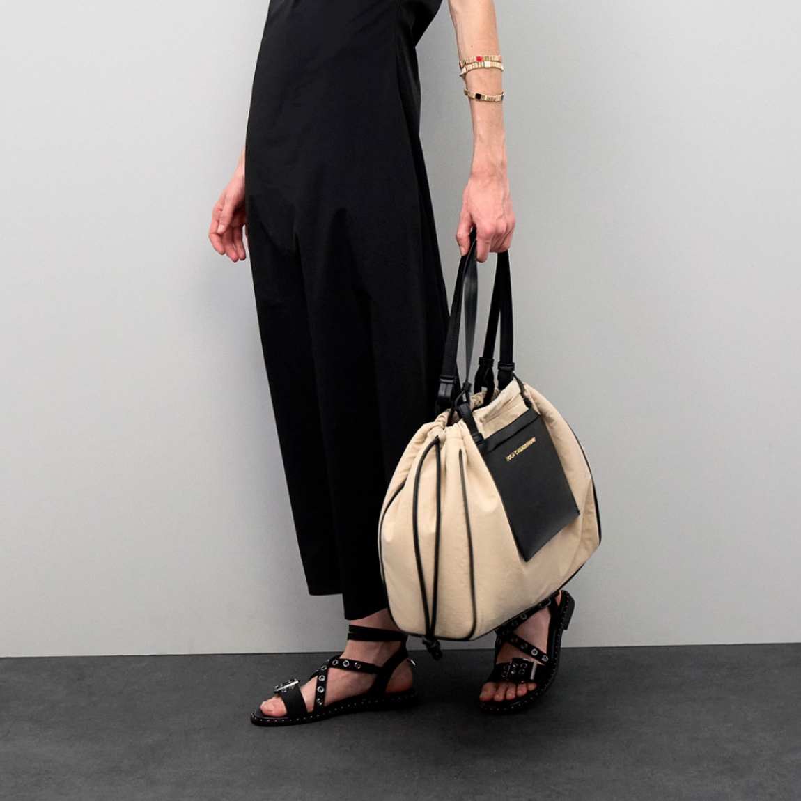 Bolso shopper moderno de la marca Lola Casademunt, modelo CONSTANZA. Bolso combinado en nylon y PU color crudo. Presenta gran capacidad con cierre magnético y asas reforzadas para mayor resistencia. Bolso Loa Casademunt, CONSTANZA, ideal para llevar tus esenciales con estilo. Incluye un práctico monedero interior con cremallera.ALTO 29cm ANCHO 49cm PROFUNDIDAD 13cm