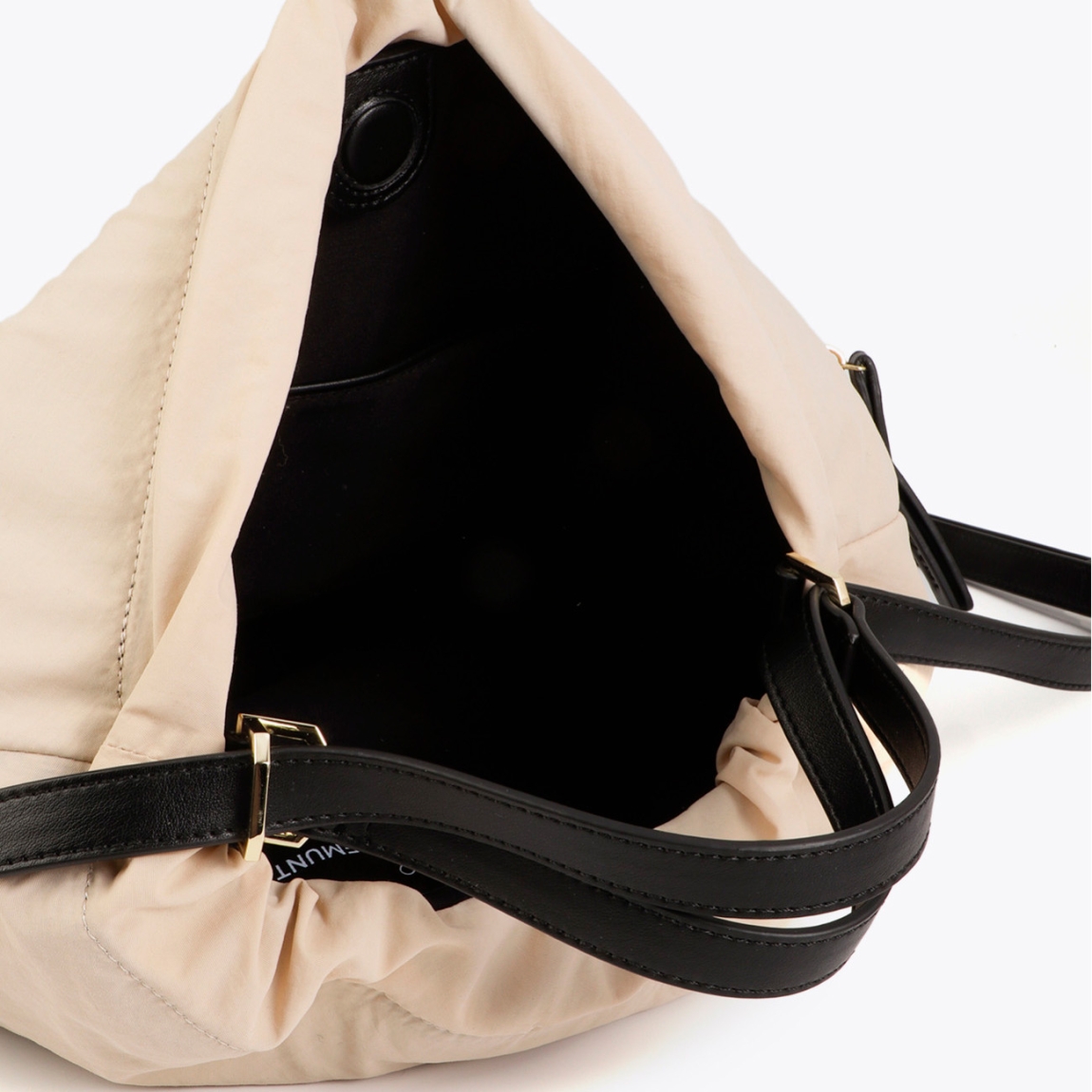 Mochila moderna de la marca Lola Casademunt, modelo COSTANZE. Mochila combinada de nylon y poliuretano en tonos neutros. Diseño versátil con cierre ajustable y bolsillos exteriores con cremallera. Mochila Lola Casademunt CONSTANZE, perfecta para el día a día.ALTO 19cm ANCHO 22cm PROFUNDIDAD 9cm