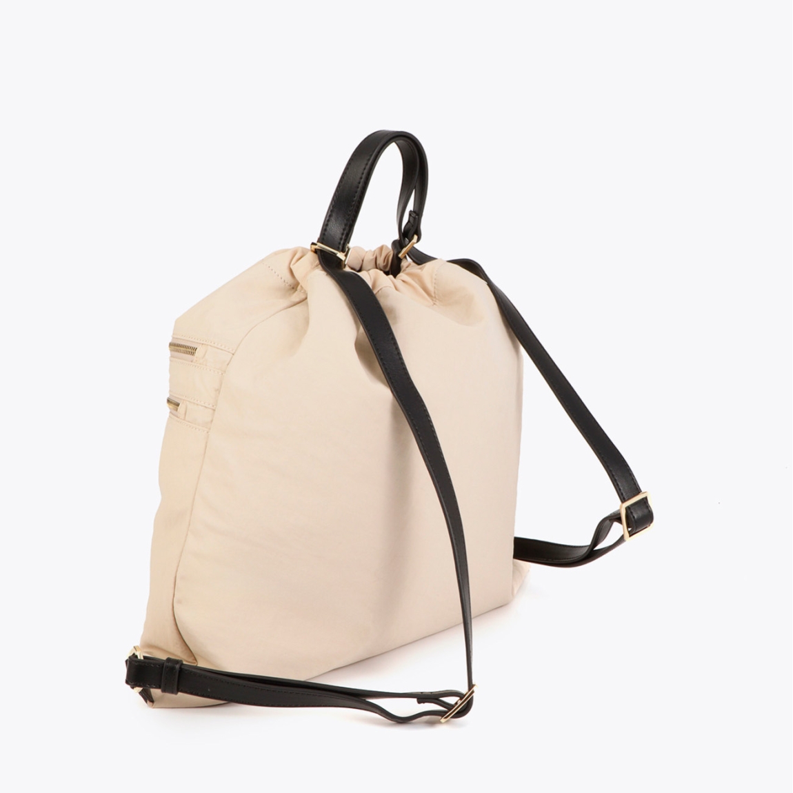 Mochila moderna de la marca Lola Casademunt, modelo COSTANZE. Mochila combinada de nylon y poliuretano en tonos neutros. Diseño versátil con cierre ajustable y bolsillos exteriores con cremallera. Mochila Lola Casademunt CONSTANZE, perfecta para el día a día.ALTO 19cm ANCHO 22cm PROFUNDIDAD 9cm