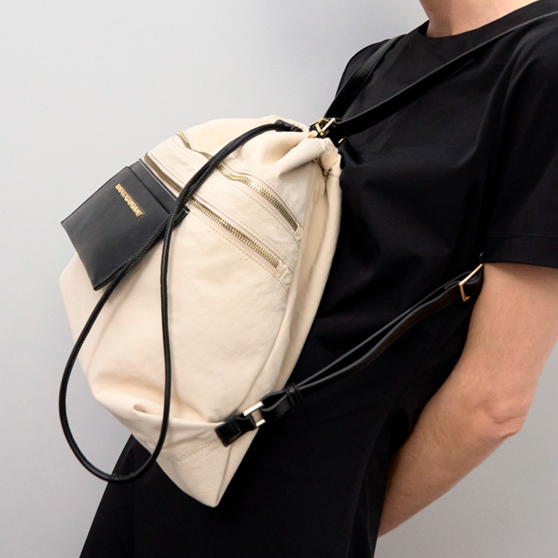 Mochila moderna de la marca Lola Casademunt, modelo COSTANZE. Mochila combinada de nylon y poliuretano en tonos neutros. Diseño versátil con cierre ajustable y bolsillos exteriores con cremallera. Mochila Lola Casademunt CONSTANZE, perfecta para el día a día.ALTO 19cm ANCHO 22cm PROFUNDIDAD 9cm