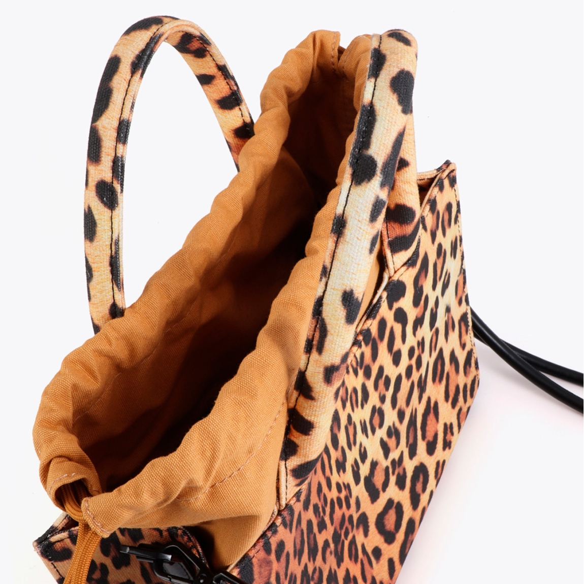 Bolso mini shopper de la marca Lola Casademunt, modelo VITTORIA. Bolso en tejido estampado de leopardo. Bolso incluye asas dobles y cierre magnético. Forro interior suave y detalles personalizados del logotipo Lola Casademunt. Bolso Lola Casademunt VITTORIA, ideal para marcar tendencia y estilo!ALTO 22cm ANCHO 28cm PROFUNDIDAD 8.5cm