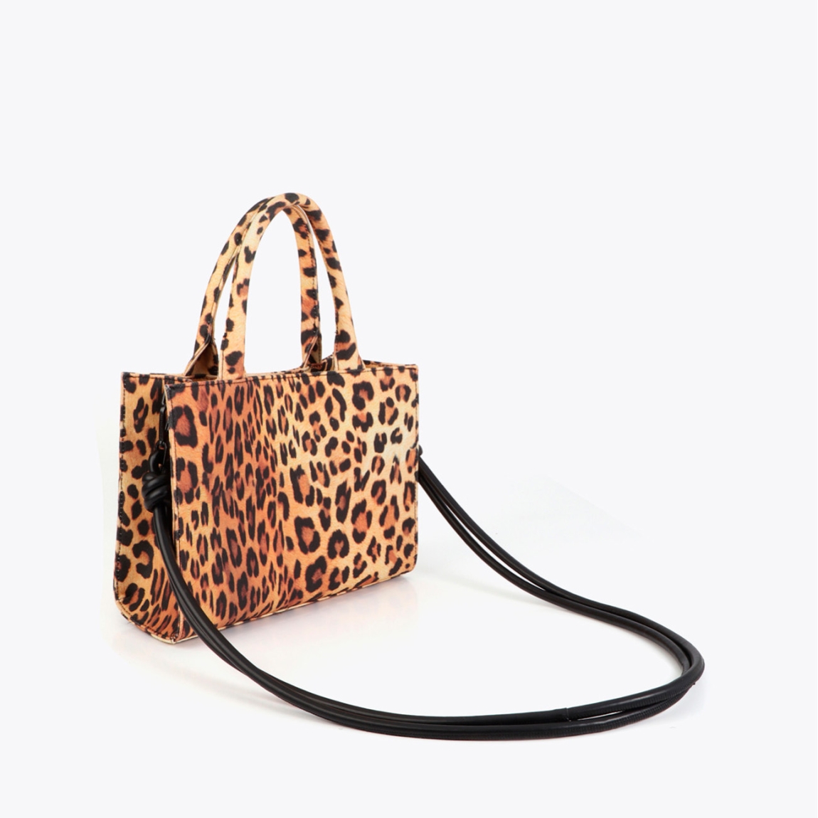 Bolso mini shopper de la marca Lola Casademunt, modelo VITTORIA. Bolso en tejido estampado de leopardo. Bolso incluye asas dobles y cierre magnético. Forro interior suave y detalles personalizados del logotipo Lola Casademunt. Bolso Lola Casademunt VITTORIA, ideal para marcar tendencia y estilo!ALTO 22cm ANCHO 28cm PROFUNDIDAD 8.5cm