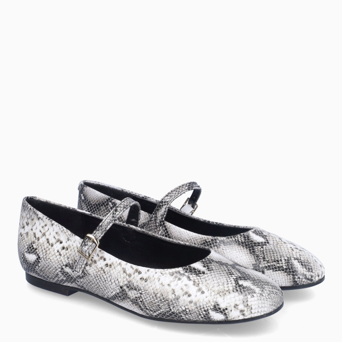 Merceditas de la marca Itse, modelo AGATA. Exterior en animal print serpiente y punta redonda. Interior en piel color negro. Cierre de las merceditas Itse con hebilla en la pala y suela plana de goma. Estas merceditas Itse AGATA son unas clásicas, ideales para lucirlas con perfecta comodidad!