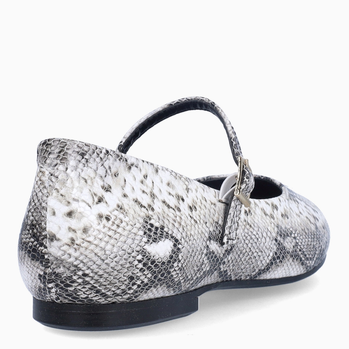 Merceditas de la marca Itse, modelo AGATA. Exterior en animal print serpiente y punta redonda. Interior en piel color negro. Cierre de las merceditas Itse con hebilla en la pala y suela plana de goma. Estas merceditas Itse AGATA son unas clásicas, ideales para lucirlas con perfecta comodidad!