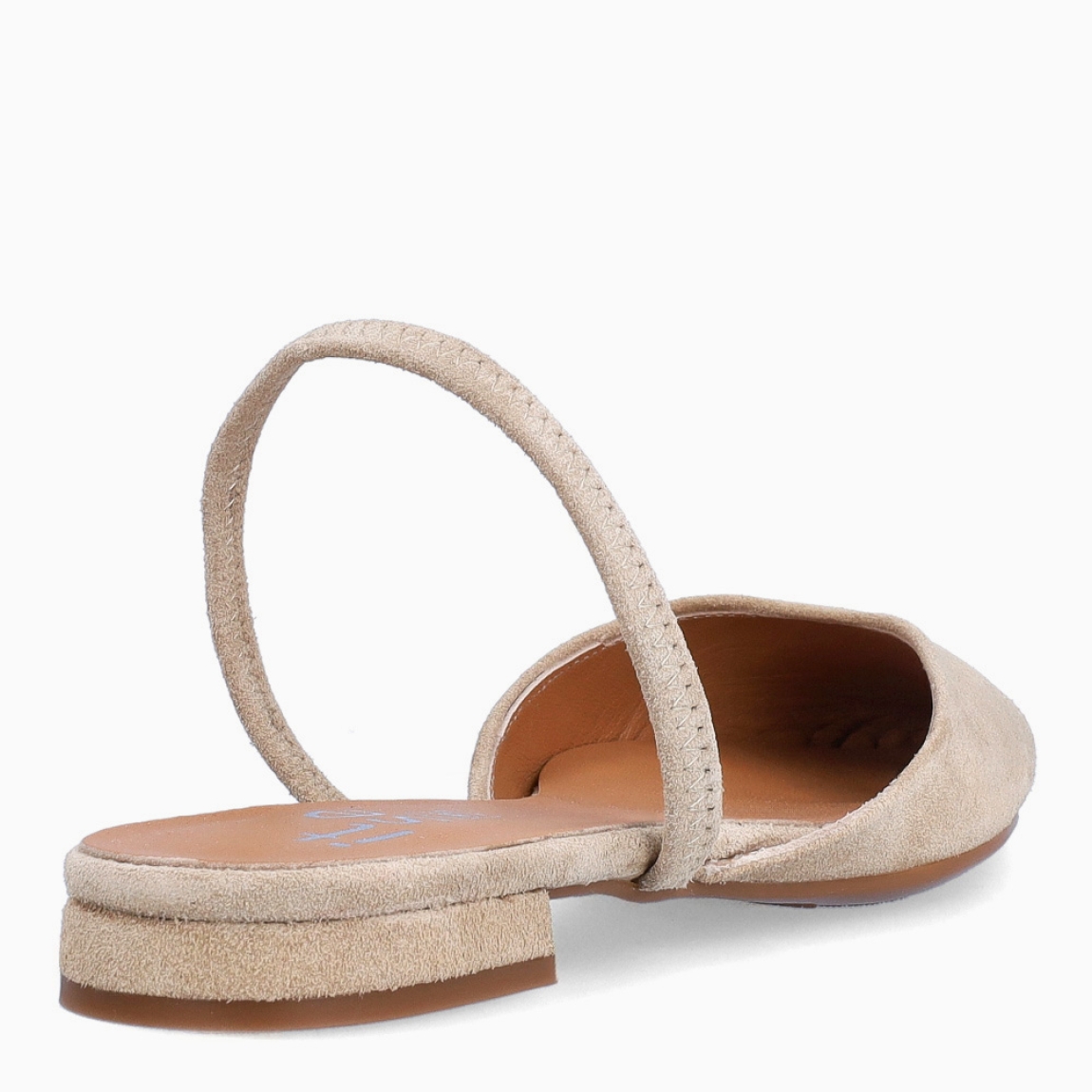 Salones destalonados de la marca Itse, modelo AMBAR. Exterior en ante color camel con punta lápiz con tira en pala. Interior en piel color nude. Tacón de 1cm de altura. Estos salones Itse AMBAR son unos clásicos, ideales para crear diferentes looks desde la elegancia y comodidad.