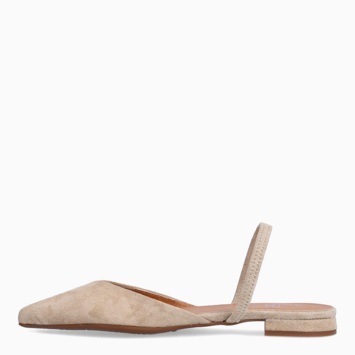 Salones destalonados de la marca Itse, modelo AMBAR. Exterior en ante color camel con punta lápiz con tira en pala. Interior en piel color nude. Tacón de 1cm de altura. Estos salones Itse AMBAR son unos clásicos, ideales para crear diferentes looks desde la elegancia y comodidad.