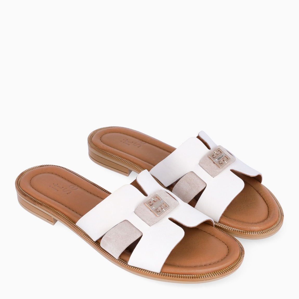 Chanclas de la marca Itse, modelo AYLIN. Exterior en piel color blanco con detalle de adorno dorado en pala. Interior de sandalias Itse en piel color cuero. Sandalias Itse con suela plana de goma. Estas chanclas Itse AYLIN son un complemento clásico para tu look de verano, te ayudará a caminar con ligereza, comodidad y estilo!