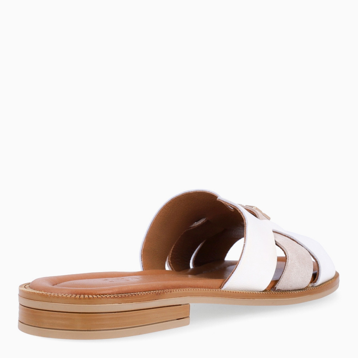 Chanclas de la marca Itse, modelo AYLIN. Exterior en piel color blanco con detalle de adorno dorado en pala. Interior de sandalias Itse en piel color cuero. Sandalias Itse con suela plana de goma. Estas chanclas Itse AYLIN son un complemento clásico para tu look de verano, te ayudará a caminar con ligereza, comodidad y estilo!