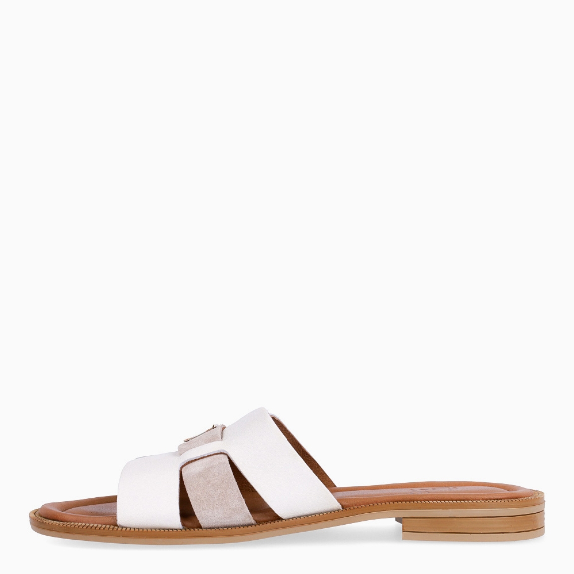 Chanclas de la marca Itse, modelo AYLIN. Exterior en piel color blanco con detalle de adorno dorado en pala. Interior de sandalias Itse en piel color cuero. Sandalias Itse con suela plana de goma. Estas chanclas Itse AYLIN son un complemento clásico para tu look de verano, te ayudará a caminar con ligereza, comodidad y estilo!